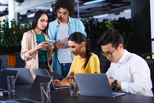 Colegas Negocios Multiculturales Utilizando Computadoras Portátiles Mesa Mientras Que Sus — Foto de Stock