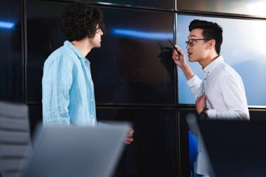 Asya işadamı kalem tarafından modern ofis meslektaşım gösteren gözlük