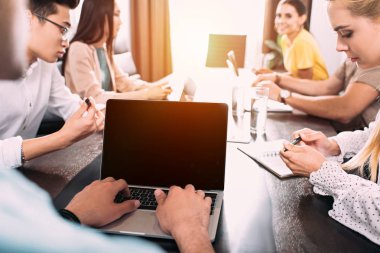 modern ofis masada tartışma onun ortakları ise boş ekran ile Laptop yazarak işadamı kısmi görünümü 