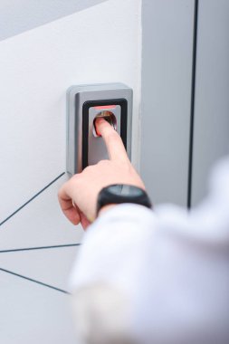 adam Asansör düğmeye kol saati ile kısmi görünümünü 
