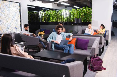 Grup çalışma ve modern coworking ofisinde konuşmak çok kültürlü iş adamları 