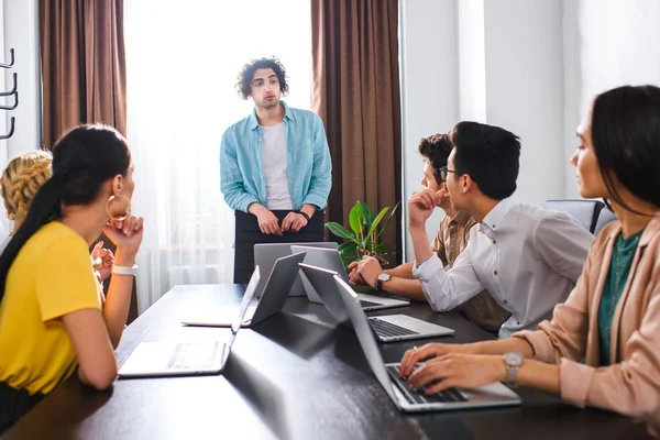 Multietniske Forretningsfolk Som Sitter Ved Bordet Med Bærbare Datamaskiner Møtet – stockfoto