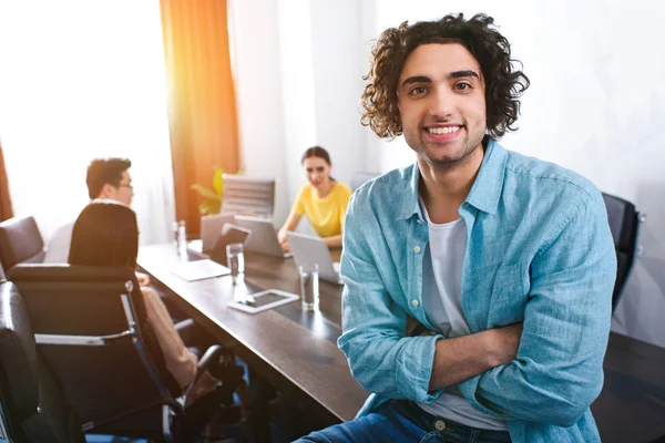 Sonriente Joven Hombre Negocios Con Las Manos Cruzadas Mirando Cámara — Foto de stock gratuita