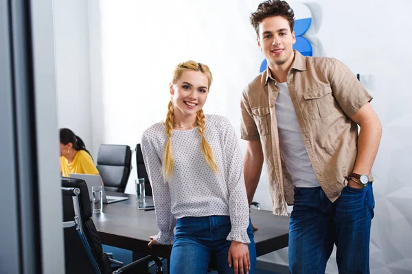 Sonriente Hombre Negocios Mujer Negocios Pie Mesa Oficina Moderna — Foto de Stock