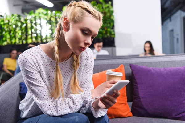 Joven Mujer Negocios Con Taza Papel Café Teléfono Inteligente Sentado — Foto de Stock