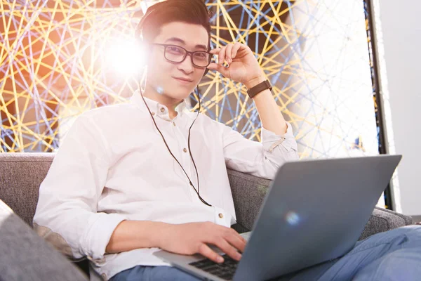 Jovem Asiático Empresário Fones Ouvido Trabalhando Com Laptop Escritório Moderno — Fotografia de Stock