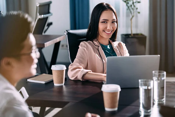 Jonge Aziatische Zakenvrouw Zittend Aan Tafel Met Laptop Koffie Water — Gratis stockfoto