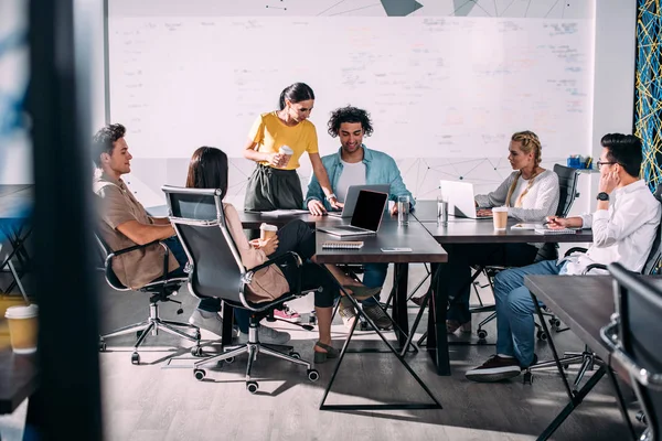 Multiethnische Geschäftspartner Treffen Sich Mit Laptops Tisch Modernen Büro — Stockfoto