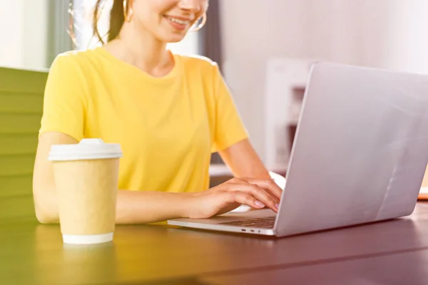 Avbildet Smilende Forretningskvinne Sittende Ved Bordet Med Laptop Kaffekopp Det – stockfoto