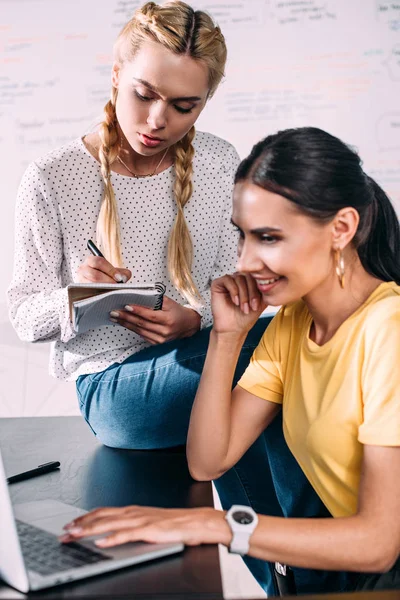 Duas Mulheres Negócios Que Trabalham Com Livro Didático Laptop Escritório — Fotografia de Stock