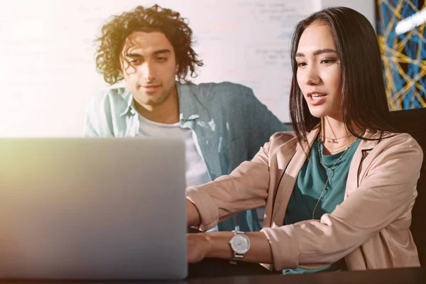 Jovem Asiático Empresária Mostrando Laptop Para Masculino Colega Moderno Escritório — Fotos gratuitas