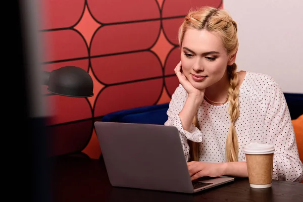 Joven Mujer Negocios Con Taza Papel Café Sentado Mesa Con — Foto de Stock