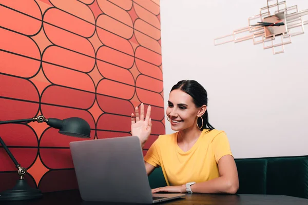 Joven Empresaria Sentada Mesa Con Portátil Saludando Mano Oficina — Foto de Stock