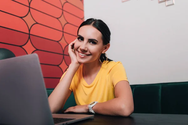 Uśmiechnięta Młoda Kobieta Siedzi Przy Stole Laptopa Nowoczesnym Biurze — Zdjęcie stockowe