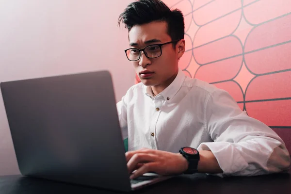 Enfocado Joven Asiático Hombre Negocios Trabajando Mesa Con Portátil Oficina — Foto de Stock