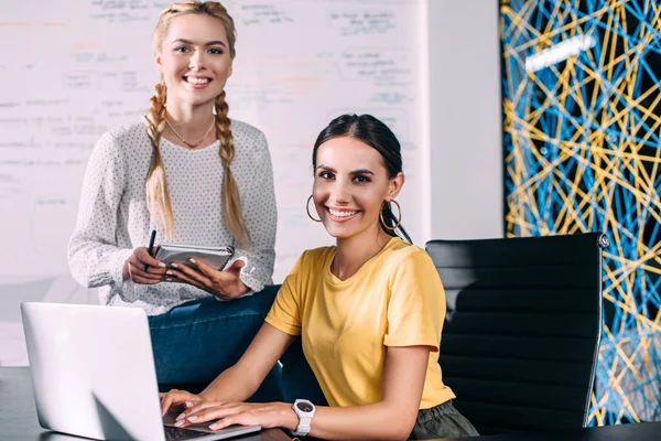 Dos Mujeres Negocios Sonrientes Que Trabajan Con Libro Texto Portátil —  Fotos de Stock