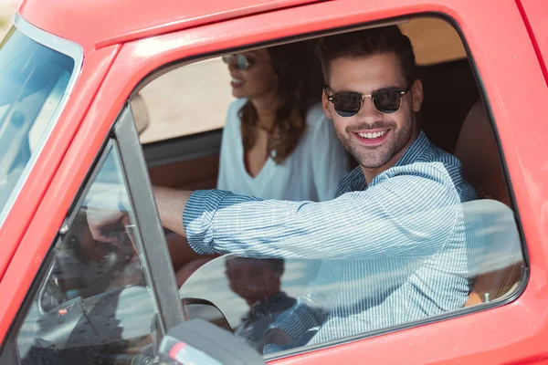 Mooie Gelukkige Paar Van Reizigers Auto Rijden — Stockfoto