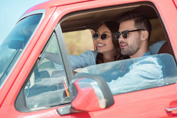 美丽幸福夫妇驾驶红色汽车 — 图库照片