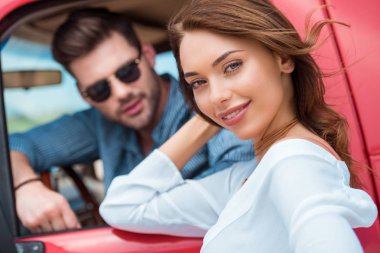 güzel kız ve erkek arkadaşı car yakınındaki seçici odak 