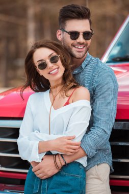 kırmızı araba sarılma genç güzel çift
