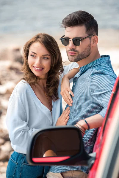 Feliz Jovem Casal Abraçando Juntos Perto Carro Vermelho — Fotografia de Stock