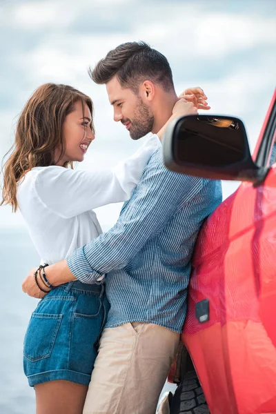 Lyckliga Vackra Paret Embracing Tillsammans Nära Bil — Stockfoto