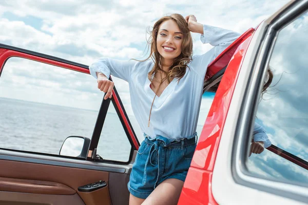 Vrolijke Mooie Vrouw Permanent Auto Tijdens Reis Buurt Van Zee — Stockfoto