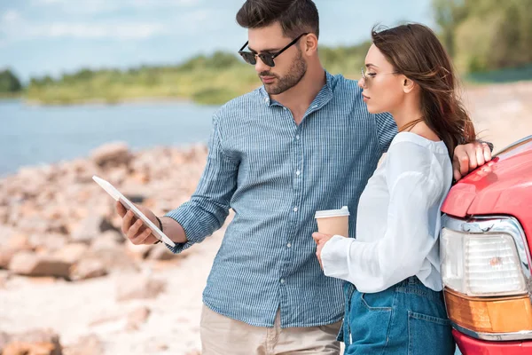 Ember Csésze Kávé Lány Segítségével Digitális Tábla Közelében Autó Közúti — Stock Fotó