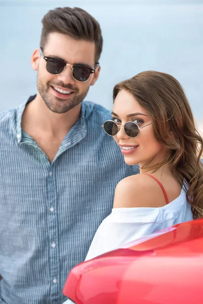 Lächelndes Junges Paar Mit Sonnenbrille Posiert Der Nähe Von Auto — Stockfoto