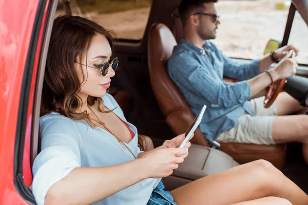 Foco Seletivo Homem Dirigindo Carro Enquanto Menina Usando Tablet Digital — Fotografia de Stock