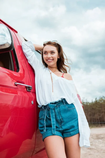 Chica Sonriente Elegante Posando Cerca Coche Rojo Durante Viaje Por — Foto de stock gratis