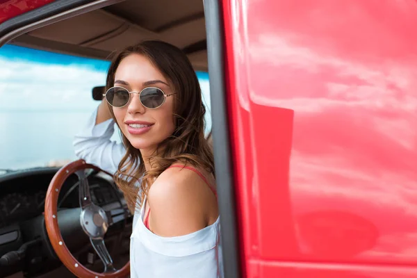 Aantrekkelijke Vrouwelijke Reiziger Zonnebril Auto Zit Tijdens Reis — Gratis stockfoto