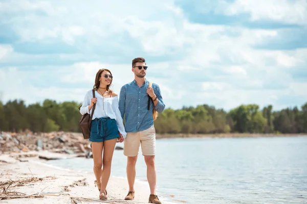 Happy Couple Holding Hands Walking Backpacks Sea Shore — Stock Photo, Image