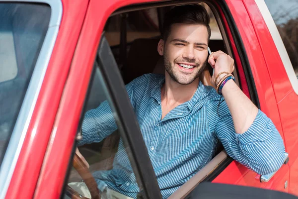 Knappe Glimlachende Man Zit Rode Auto Tijdens Reis — Stockfoto