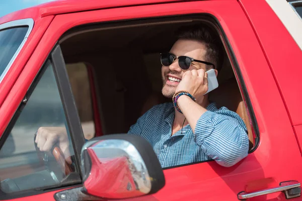 Όμορφος Άνδρας Χαρούμενα Γυαλιά Ηλίου Μιλώντας Στο Smartphone Στο Αυτοκίνητο — Φωτογραφία Αρχείου