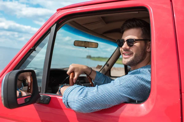 Bonito Sorrindo Homem Óculos Sol Carro Condução Durante Viagem Carro — Fotografia de Stock