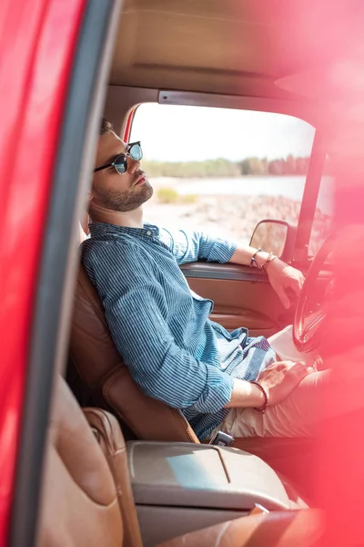 Knappe Jonge Reiziger Zonnebril Ontspannen Rode Auto — Gratis stockfoto