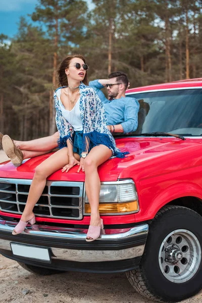 Belo Casal Elegante Sentado Carro Vermelho Fim Semana — Fotografia de Stock