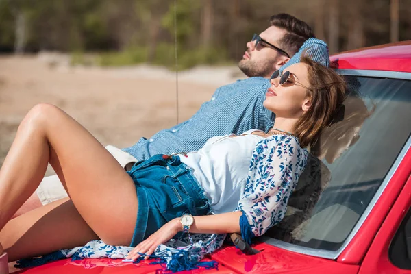 Beautiful Young Couple Sunbathing Together Red Car — Stock Photo, Image