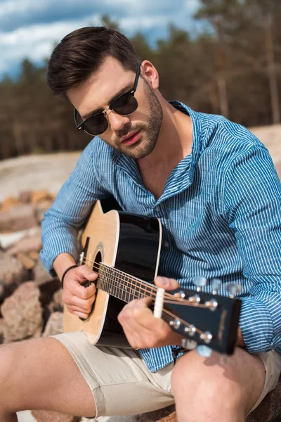 Akustik Gitar Açık Havada Güneş Gözlüklü Genç Şık Gitarist — Stok fotoğraf