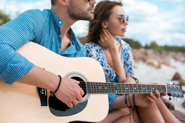 Homem Bonito Tocando Guitarra Acústica Sentado Com Namorada — Fotografia de Stock