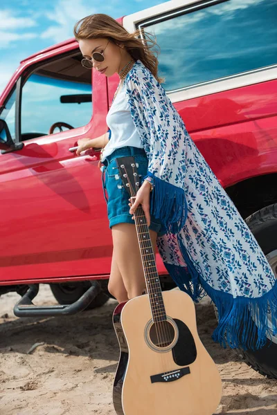 Mujer Joven Con Guitarra Acústica Posando Cerca Coche Rojo — Foto de Stock