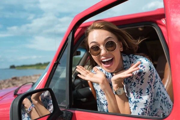 Aantrekkelijke Opgewekt Meisje Zonnebril Gebaren Zitten Auto Tijdens Reis — Stockfoto