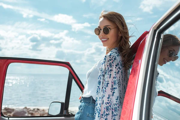 Cheerful Young Woman Sunglasses Road Trip — Stock Photo, Image