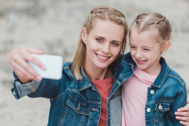 güzel anne ve kızı alarak selfie Smartphone cep telefonu ile