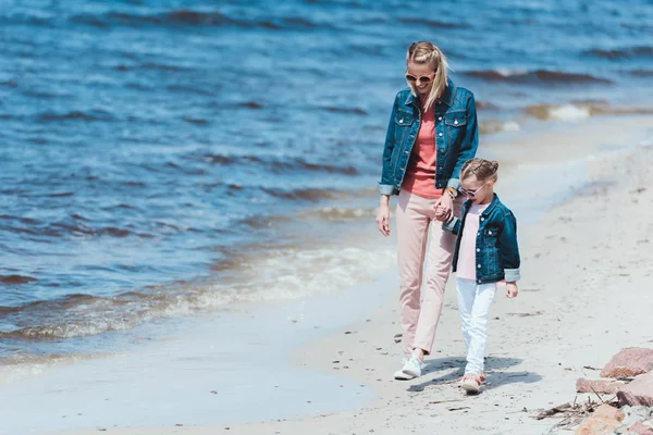 Mother Daughter Sunglasses Holding Hands Walking Sea Shore — Stock Photo, Image
