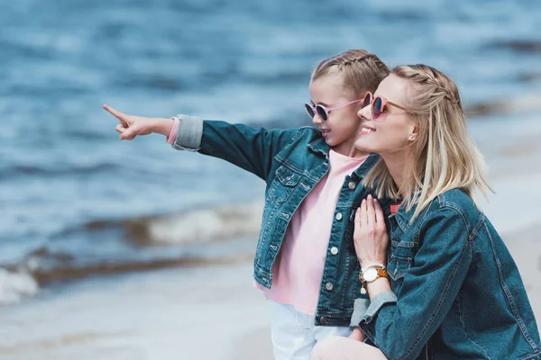 Adorável Filha Mostrando Algo Para Sua Mãe Mar — Fotografia de Stock