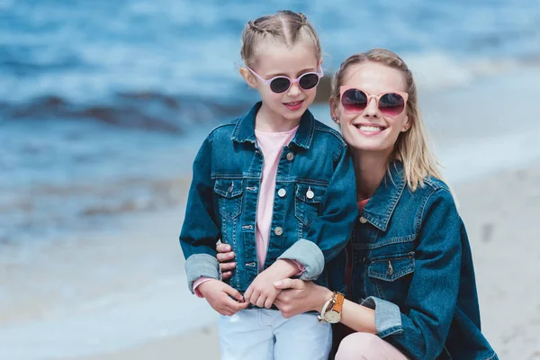 Hermosa Madre Con Estilo Hija Sonriente Gafas Sol Abrazándose Cerca —  Fotos de Stock