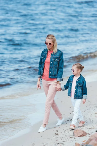 Feliz Elegante Madre Hija Cogidas Mano Caminando Mar Con Estilo —  Fotos de Stock