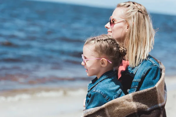 Eleganta Mor Och Barn Solglasögon Tittar Havet — Gratis stockfoto